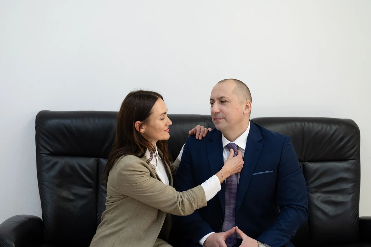 Галина Манорик та Петро Тесля в офісі