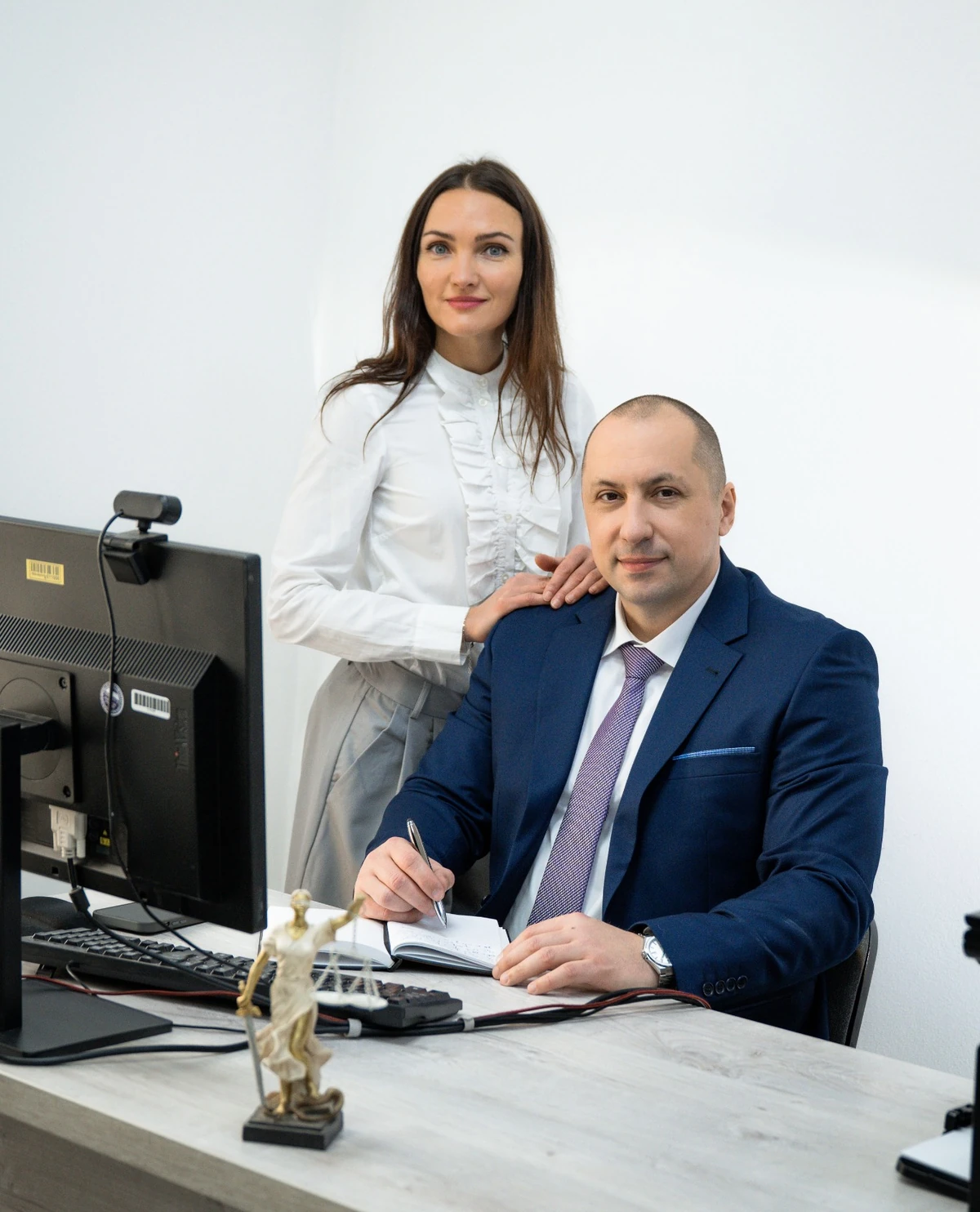 Адвокати Галина Манорик та Петро Тесля в офісі
