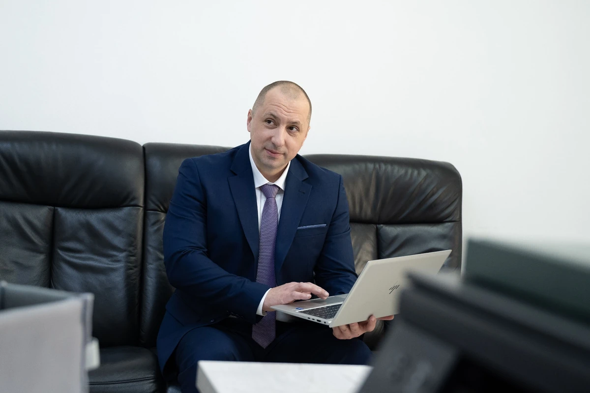 Петро Тесля працює з ноутбуком в офісі